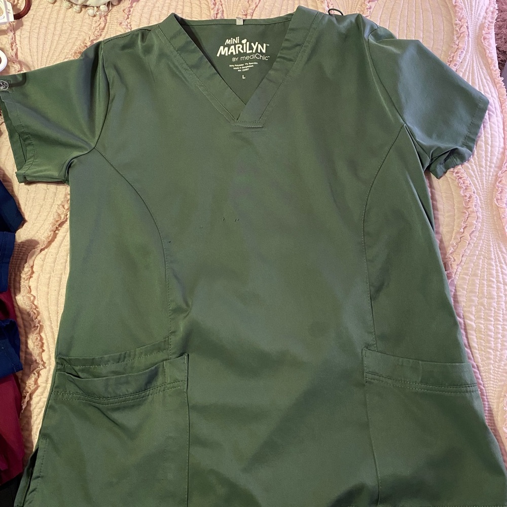 Scrub set